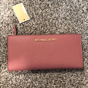 ⭐️ Brand New Michael Kors JetSet Wallet - Rose ⭐️